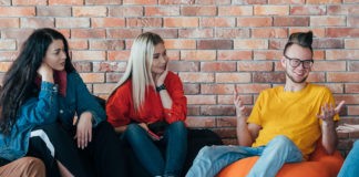 Jak dorobić do kieszonkowego przed 18-nastką? Praca nieletnich za kasą. Jak dorobić do kieszonkowego przed 18-nastką? Praca nieletnich za kasą.