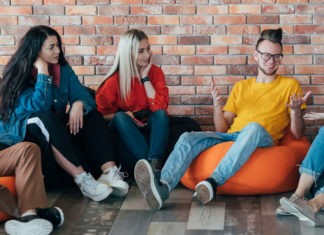 Jak dorobić do kieszonkowego przed 18-nastką? Praca nieletnich za kasą. Jak dorobić do kieszonkowego przed 18-nastką? Praca nieletnich za kasą.