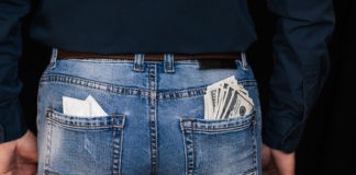 Z czym nosić spodnie jeansowe męskie? Z czym nosić spodnie jeansowe męskie?