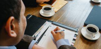 Czym jest lista obecności w pracy i jakie elementy musi zawierać?