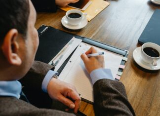 Czym jest lista obecności w pracy i jakie elementy musi zawierać?