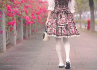 Na jakie okazje założyć spódnice z falbankami? Modowe inspiracje Na jakie okazje założyć spódnice z falbankami? Modowe inspiracje