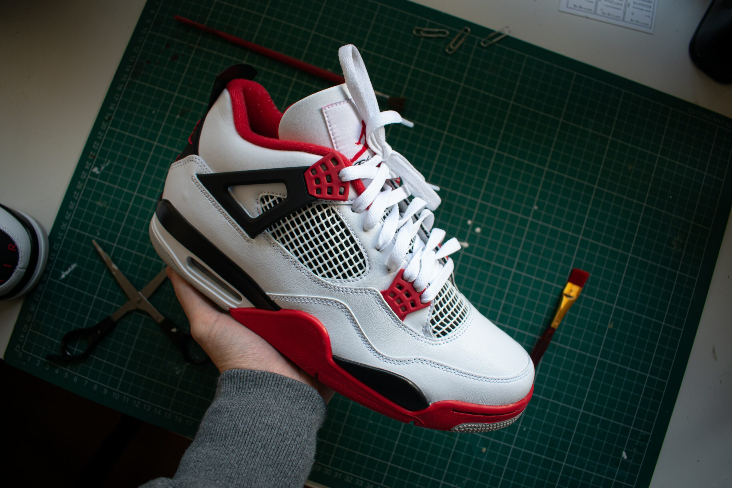 Nike Air Jordan 4: Kiedy kultowy but spotyka się z innymi markami i artystami