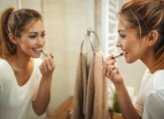 Błyszczyk, szminka czy pomadka – czym malować usta, by podkreślić swoją urodę? Błyszczyk, szminka czy pomadka - czym malować usta, by podkreślić swoją urodę?