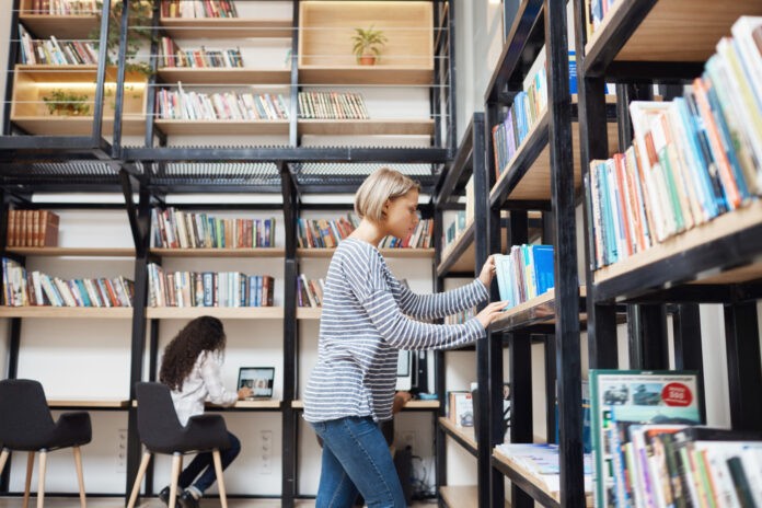 Bibliotekoznawca – kto to? Dowiedz się, jak nim zostać Bibliotekoznawca – kto to? Dowiedz się, jak nim zostać