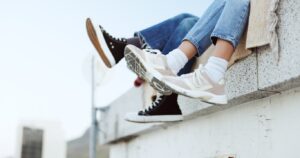 Jak nosić sneakersy: casual vs. sportowy outfit - co jest aktualnie na topie?