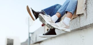 Jak nosić sneakersy: casual vs. sportowy outfit – co jest aktualnie na topie? Jak nosić sneakersy: casual vs. sportowy outfit - co jest aktualnie na topie?