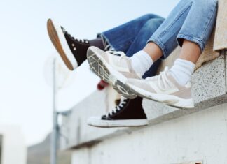 Jak nosić sneakersy: casual vs. sportowy outfit – co jest aktualnie na topie? Jak nosić sneakersy: casual vs. sportowy outfit - co jest aktualnie na topie?