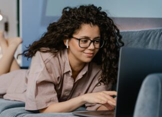 Mobilne biuro – co zabrać, by pracować wygodnie w każdych warunkach? Mobilne biuro – co zabrać, by pracować wygodnie w każdych warunkach?