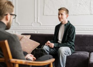 Psychiatra dla dorosłych a dziecięcy – jakie są różnice?