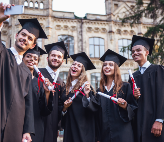Matura międzynarodowa a rekrutacja na uczelnie zagraniczne. Poradnik dla tych, którzy chcą kontynuować naukę za granicą Matura międzynarodowa a rekrutacja na uczelnie zagraniczne. Poradnik dla tych, którzy chcą kontynuować naukę za granicą