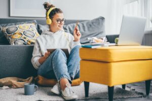 Mieszkanie studenckie - co musisz wiedzieć o łączu internetowym i telewizji? Mieszkanie studenckie – co musisz wiedzieć o łączu internetowym i telewizji?