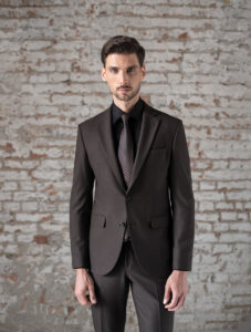 Męskie stylizacje na studniówkę – jaki kolor garnituru wybrać?