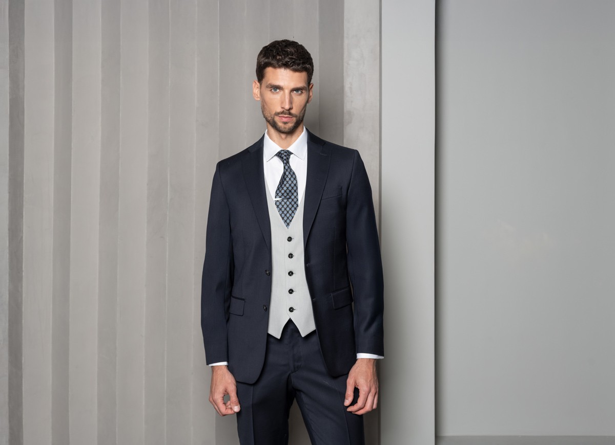 Męskie stylizacje na studniówkę – jaki kolor garnituru wybrać? Męskie stylizacje na studniówkę – jaki kolor garnituru wybrać?